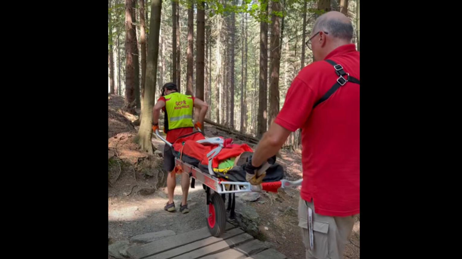 Wypadek na Singletracku. Wózek alpejski i karetka górska w akcji