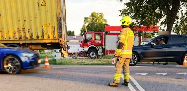 Wypadek na trasie Lublin – Chełm. Zderzenie ciężarówki z autem osobowym