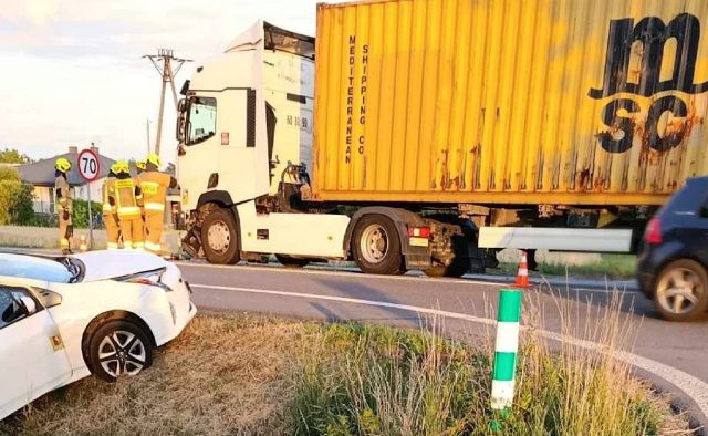 Wypadek na trasie Lublin – Chełm. Zderzenie ciężarówki z autem osobowym