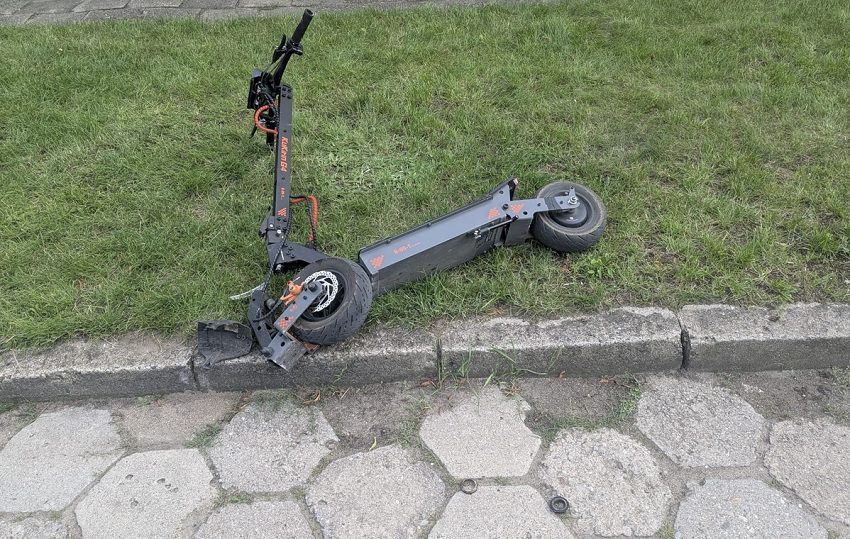 Wypadek nastolatki na hulajnodze. Matka ukarana mandatem