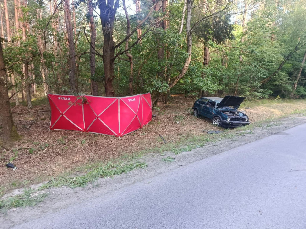 Wypadek pod Staszowem Śmierć 22-latka po dachowaniu auta. 19-letni kierowca usłyszał poważne zarzuty