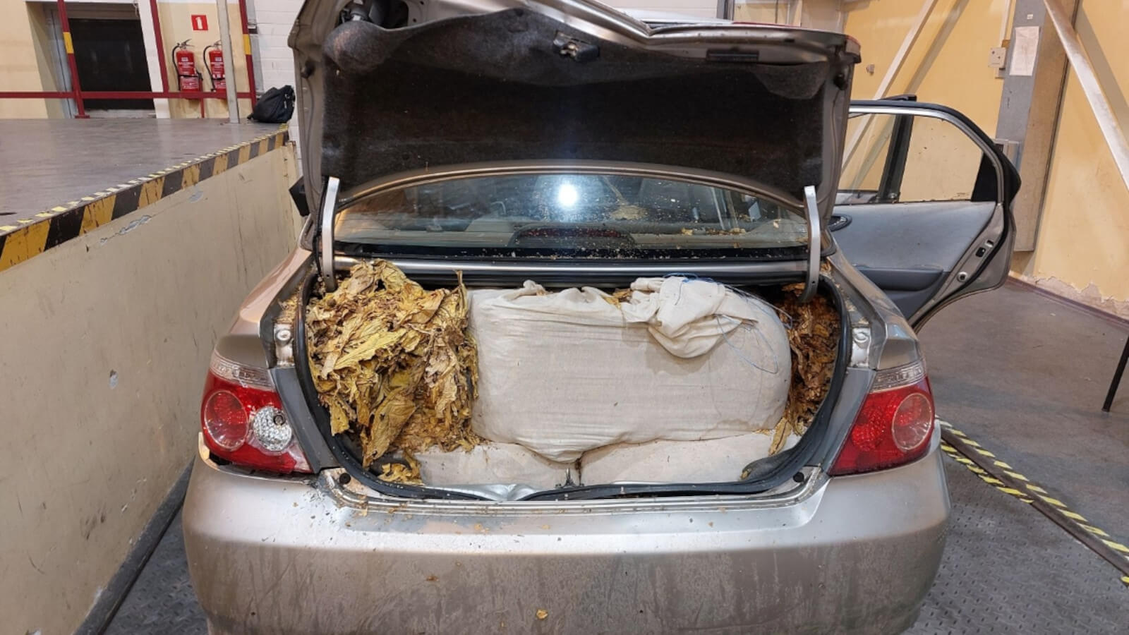 Wypadek podczas pościgu pod Żarami. Dachowało auto z nielegalnym towarem (ZDJĘCIA)