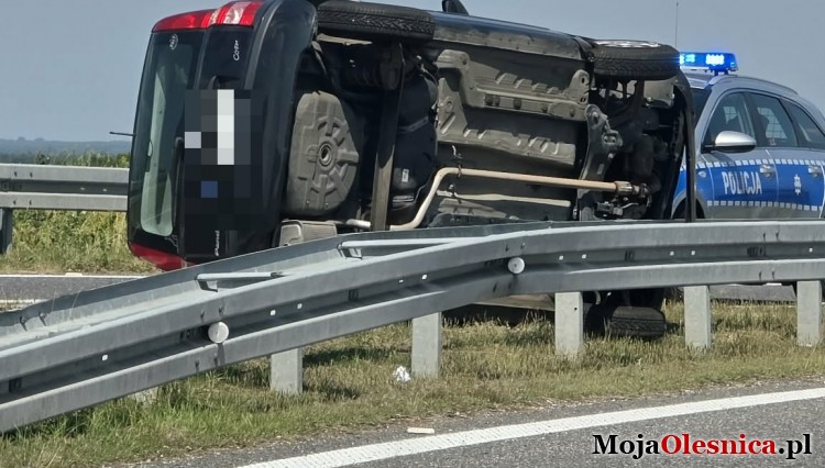 Wypadek przy wjeździe na trasę S8. Samochód przewrócił się na bok