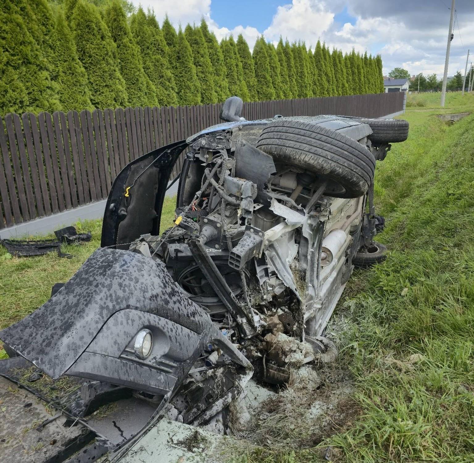 Wypadek w Pustkowie. Auto uderzyło w przepust, śmigłowiec LPR został zawrócony