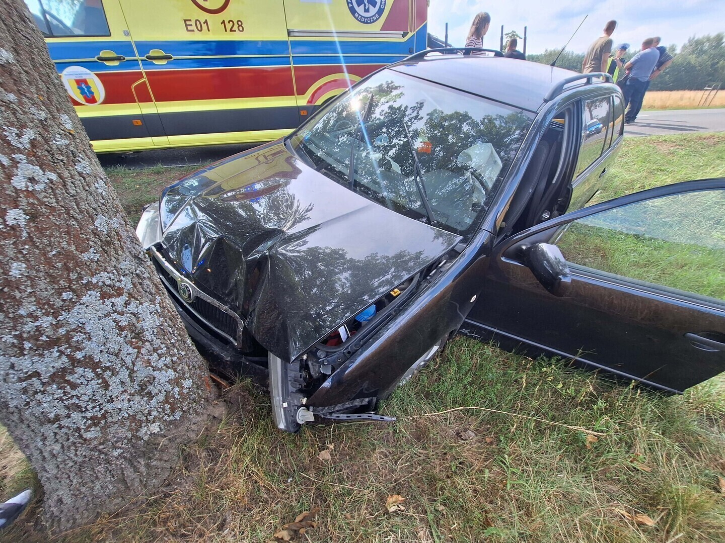 Wypadek z udziałem osobowej Škody i traktora w Łęcznie pod Piotrkowem. Dwie osoby trafiły do szpitala. DW742 zablokowana