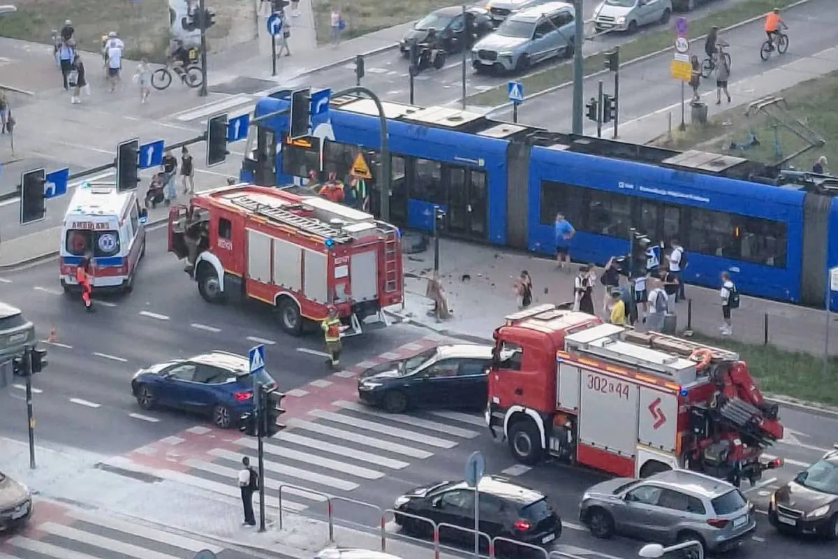 Wypadek z udziałem tramwaju w Krakowie. Na miejscu działają służby