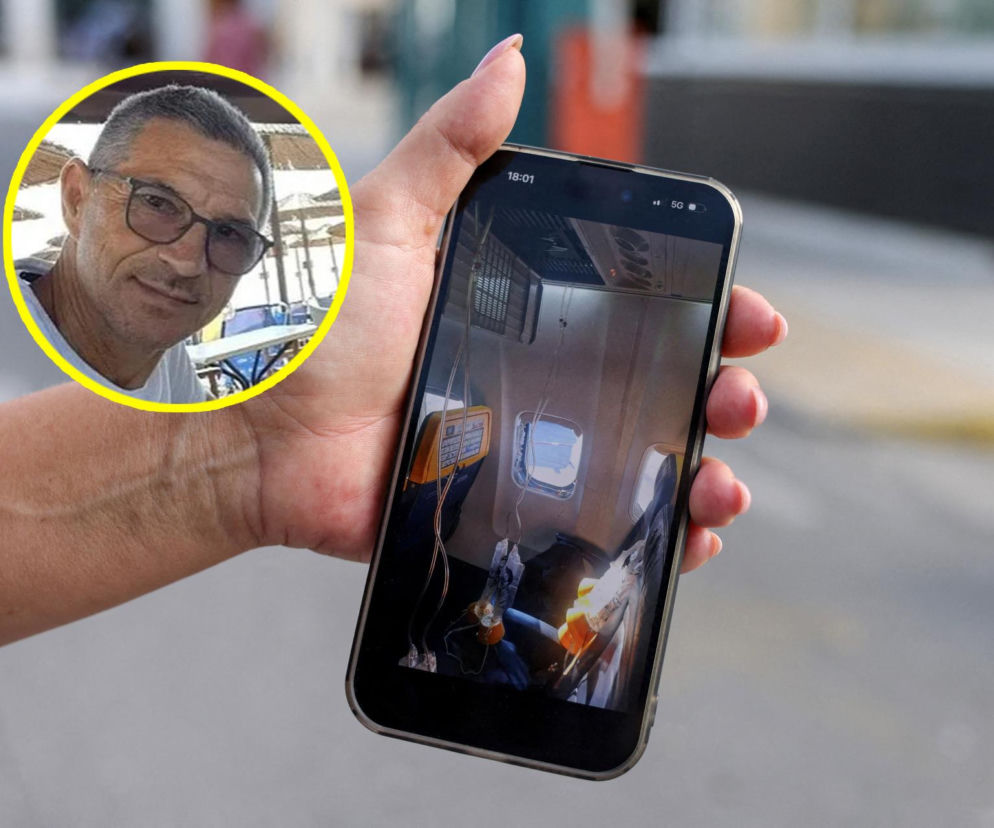 Dłoń ze smartfonem pokazującym wybite okno w samolocie. Na miniaturze Ljubiša Karović. O wypadku przeczytasz w Eska.