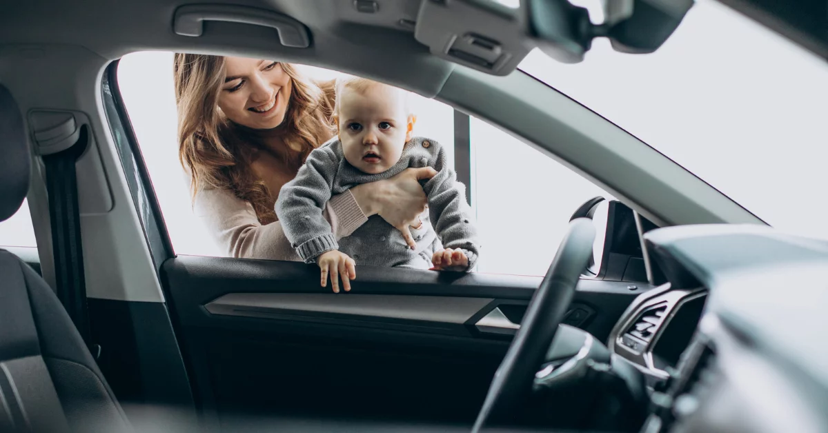 Wystarczyła sekunda nieuwagi pod przychodnią! W zablokowanym audi zostało maleńkie dziecko