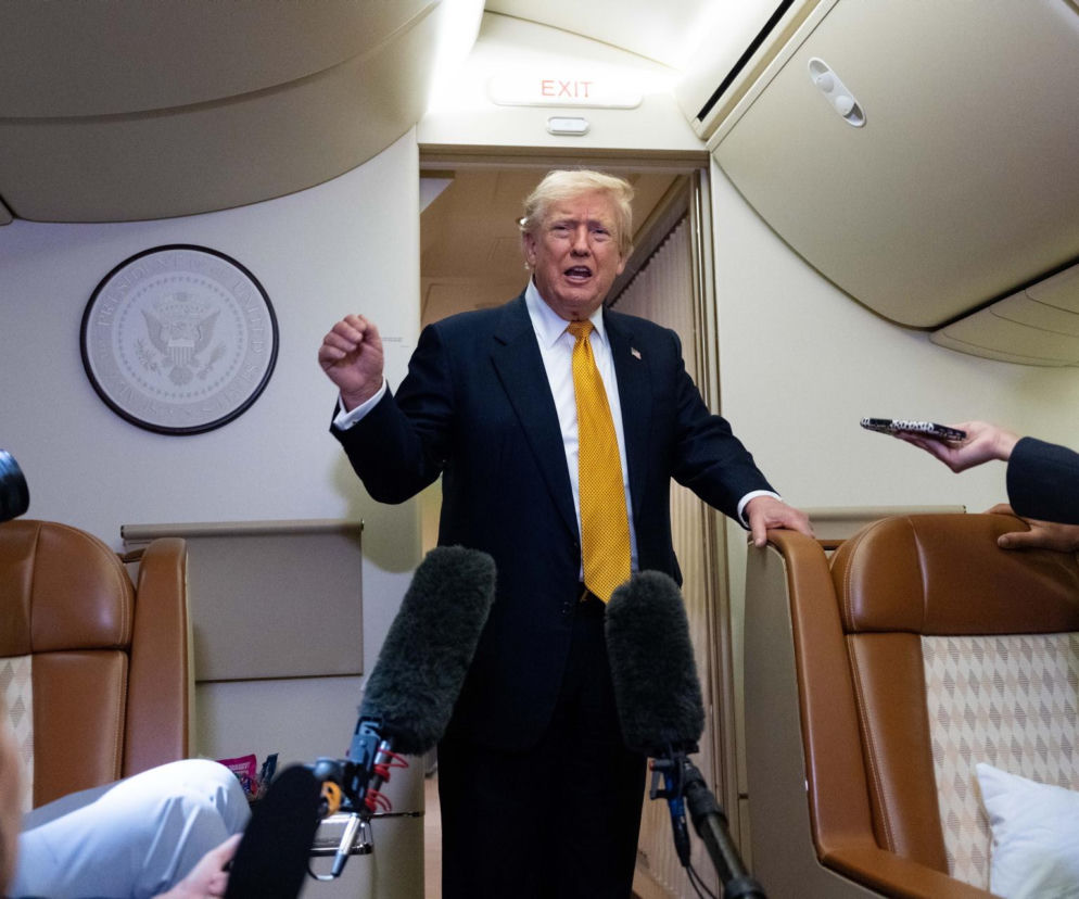 Donald Trump przemawia na pokładzie samolotu Air Force One. O groźbach pod adresem prezydenta USA przeczytasz w Eska.