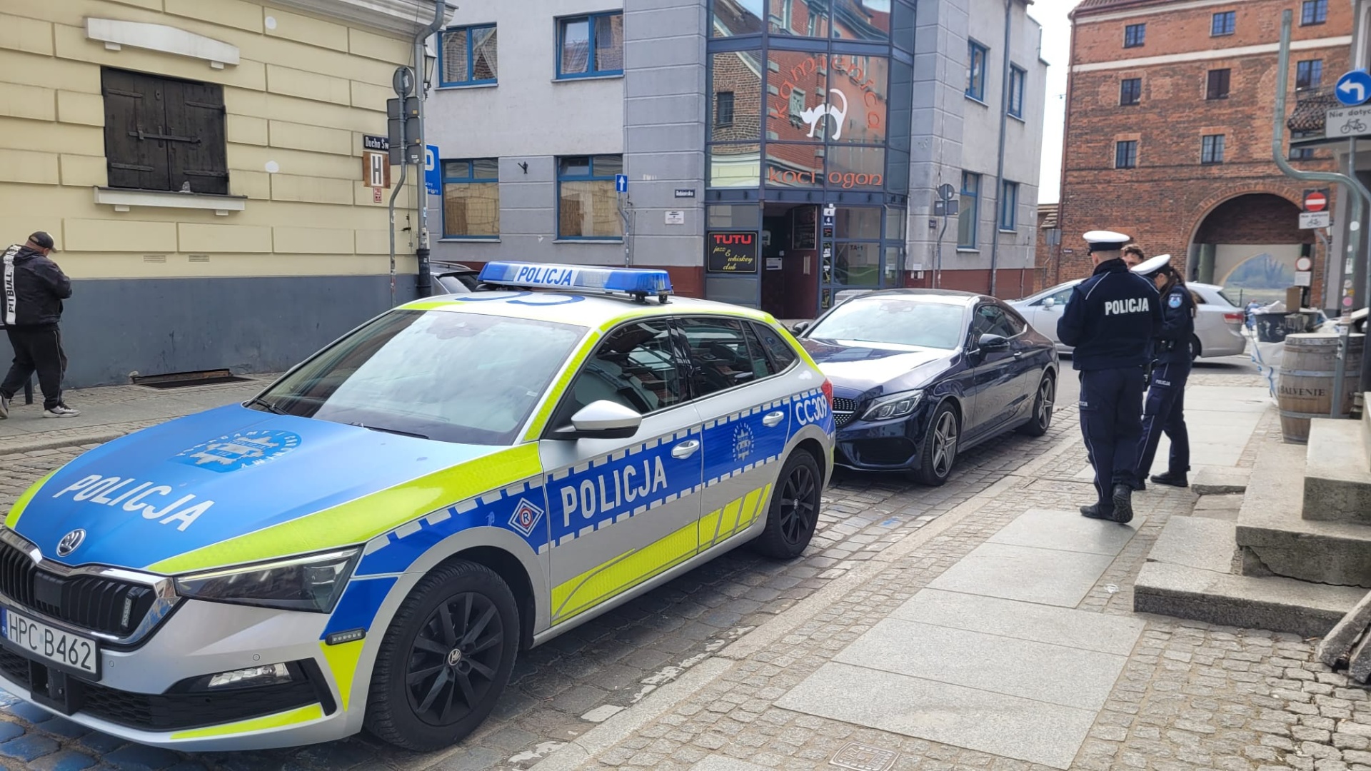 Wzmożone kontrole parkowania na toruńskiej starówce. Mandaty i blokady na koła