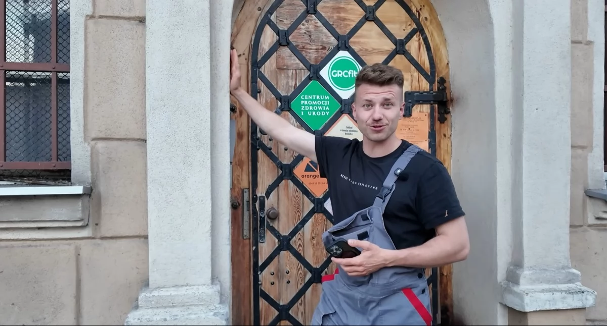 Youtuber spędził noc w „najgorszym hostelu w Toruniu”. Jest odpowiedź
