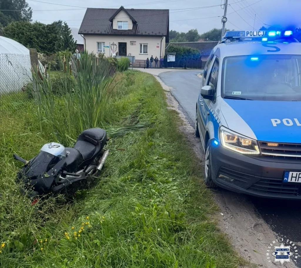 Z barier ochronnych prosto do rowu. Pijany motocyklista uciekał policji po raz kolejny