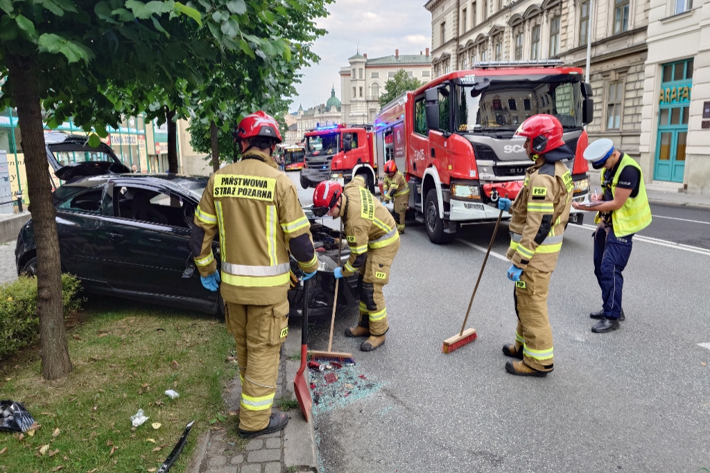 Z ostatniej chwili: Zderzenie czterech pojazdów, jeden koziołkował! Trzy osoby zabrane do szpitala! – foto
