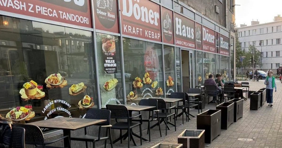Za duże szyldy czy zaniedbana kamienica? Spór o estetykę placu Wilsona