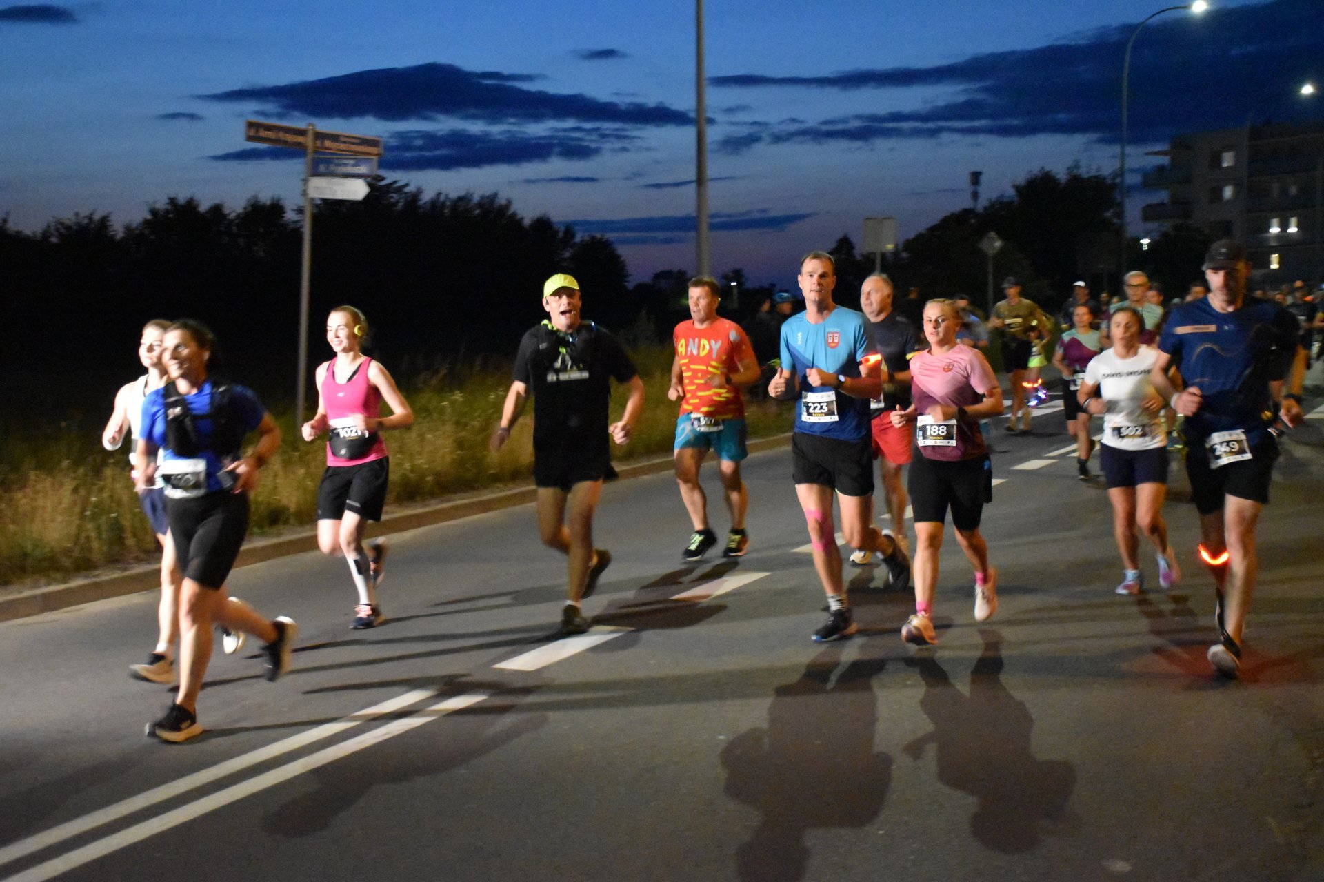 Za nami VIII Półmaraton Nocny „Bursztynowa Hellena”. ZDJĘCIA