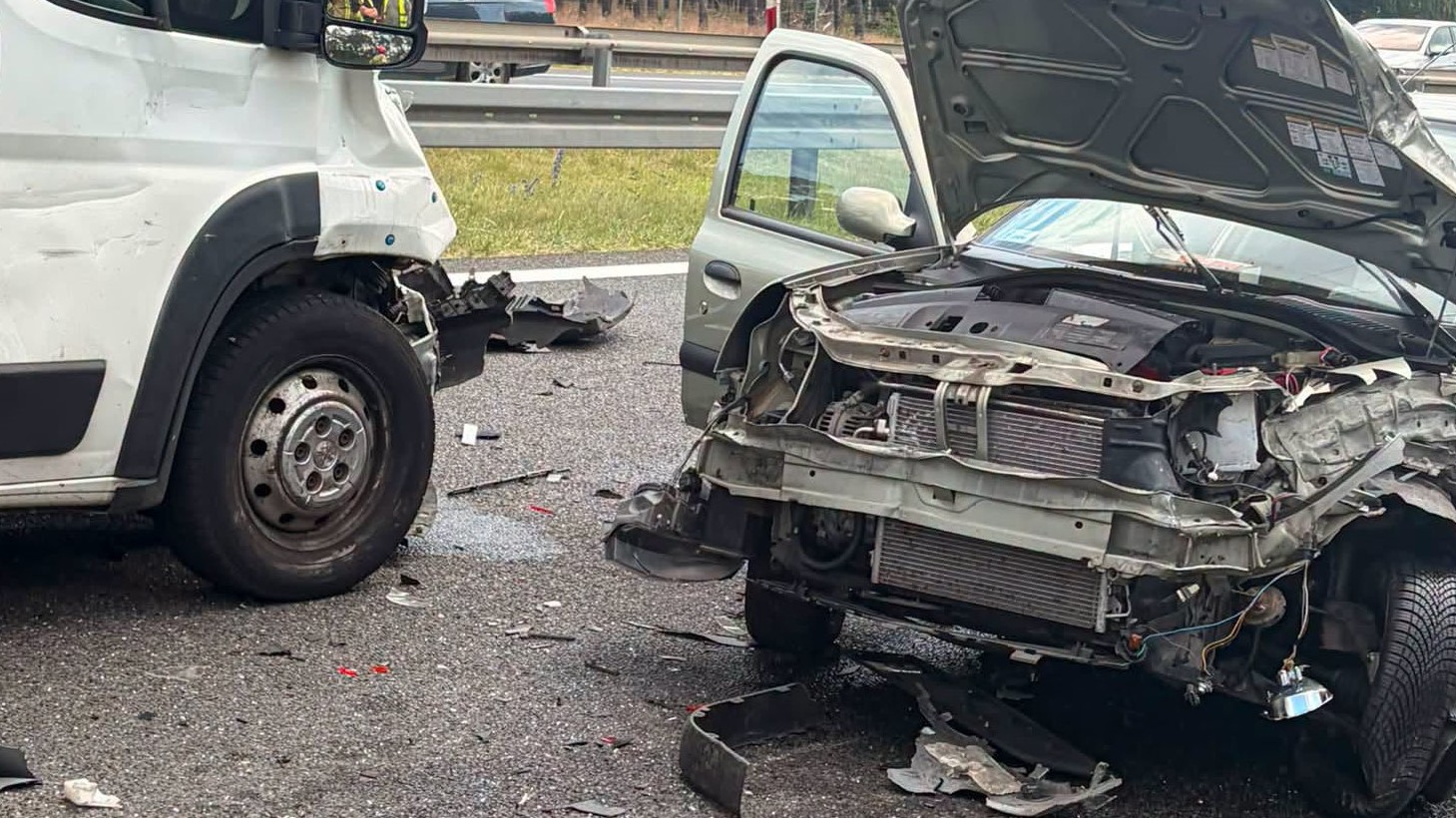 Zablokowana droga ekspresowa po zderzeniu trzech pojazdów