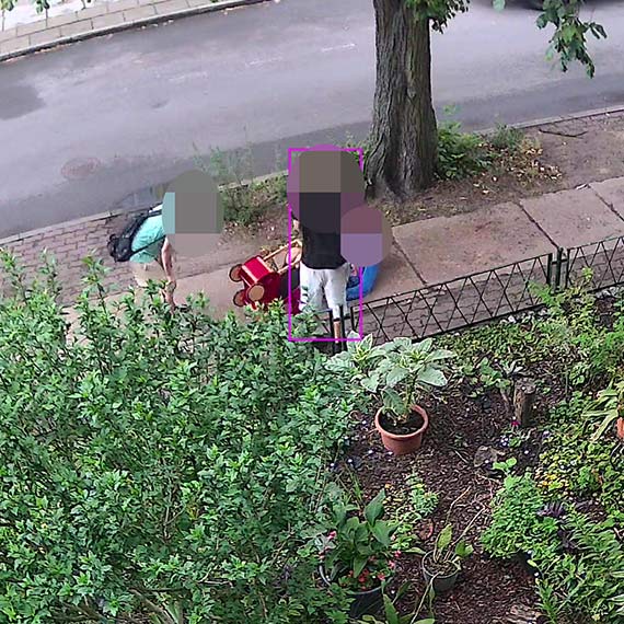 Zabrali ozdobny wózek z ogródka i urządzili sobie zabawę. Mieszkaniec: to nie zabawka, tylko czyjaś własność