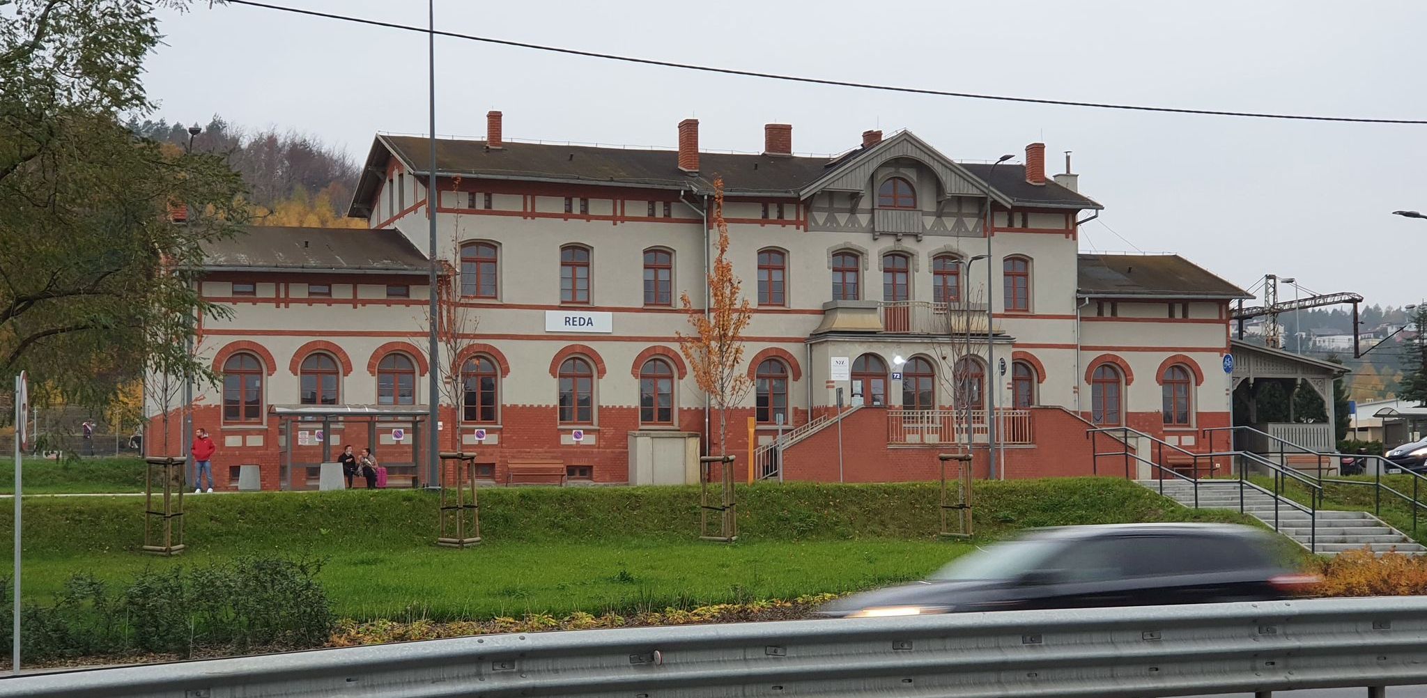 Zabytkowy dworzec w Redzie znów dla pasażerów