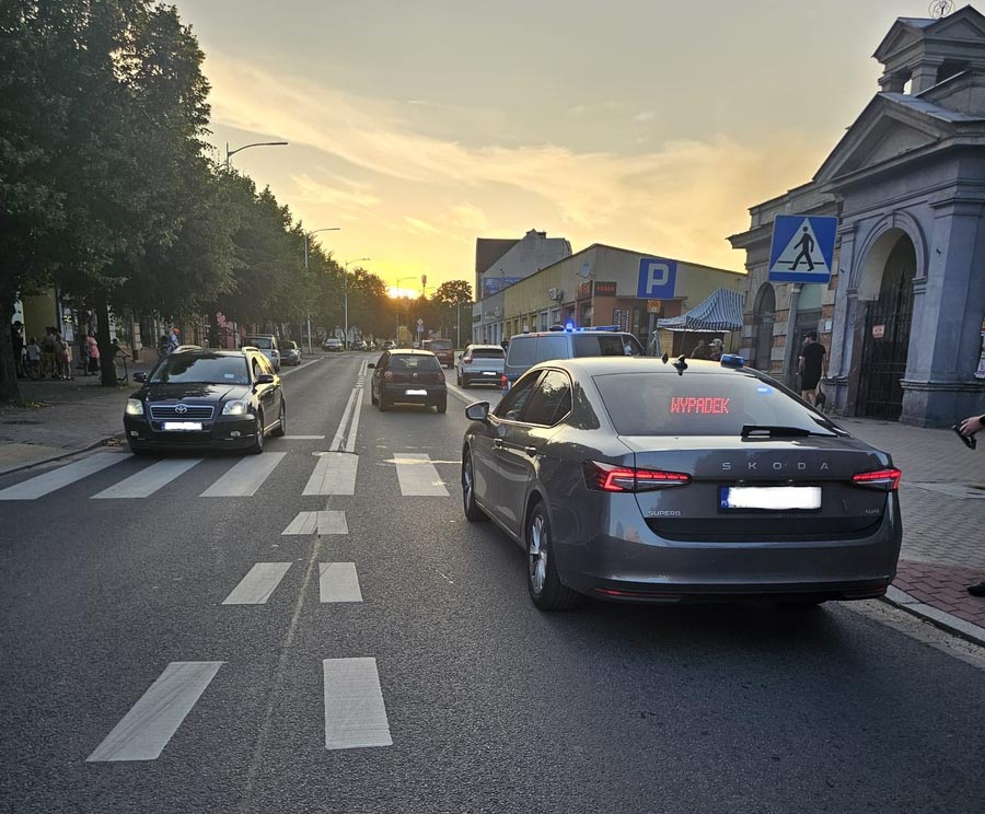 Zachodzące słońce miało go oślepić. Volkswagen potrącił dwoje pieszych na pasach