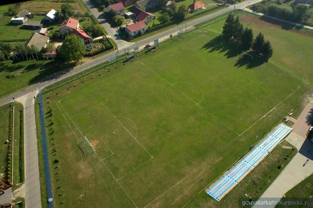 Zadaszone trybuny stadionu w Radomyślu Wielkim zbuduje konsorcjum Kazbut i DK Resin Wood