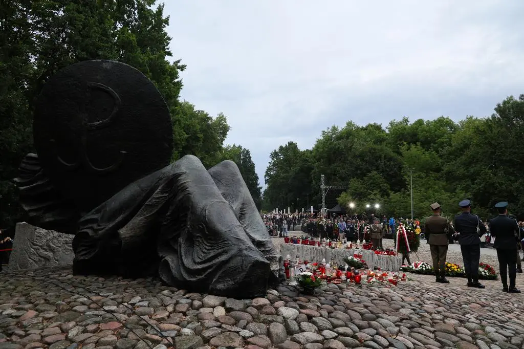 Uroczystość przy pomniku "Polegli-Niepokonani"