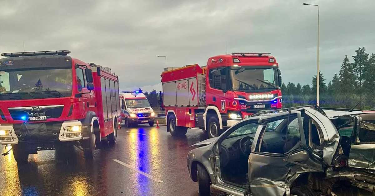 Zakopianka zablokowana po wypadku w Nowym Targu. Nieprzytomny kierowca trafił do szpitala
