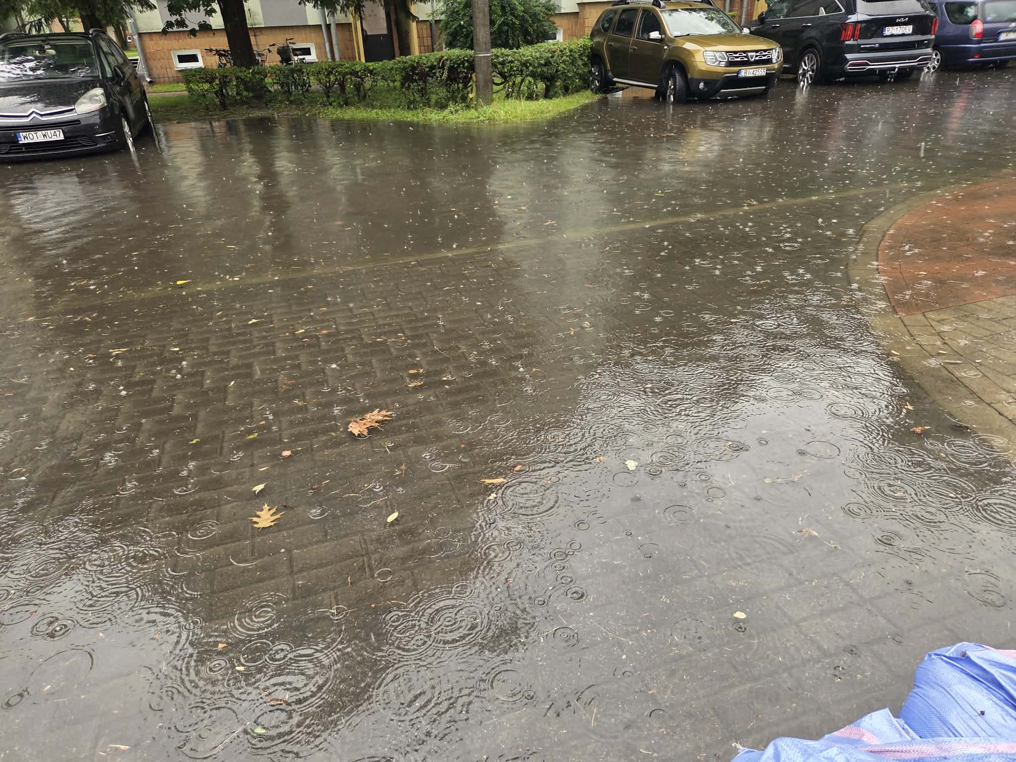 Zalane ulice, piwnice i utrudnienia na drogach