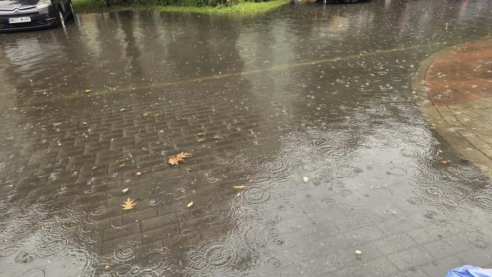 Zalane ulice, piwnice i utrudnienia na drogach