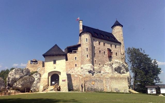 Zamek na Jurze kiedyś był całkowitą ruiną. Teraz to idealna scenografia do filmu Disneya. Tak zmieniał się zamek w Bobolicach