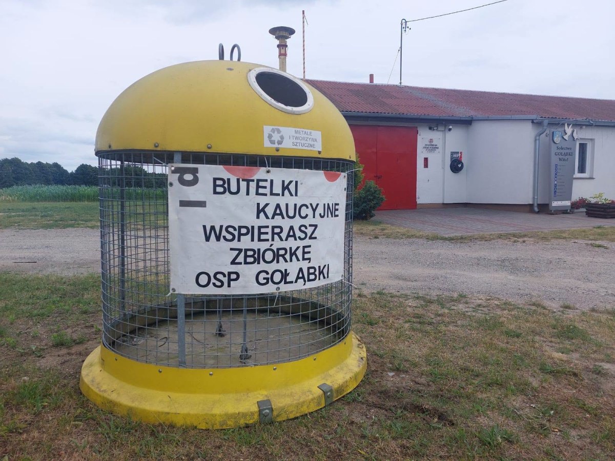 Zamiast do butelkomatu – do strażaków. Pojemnik na butelki stanął przy remizie w Gołąbkach