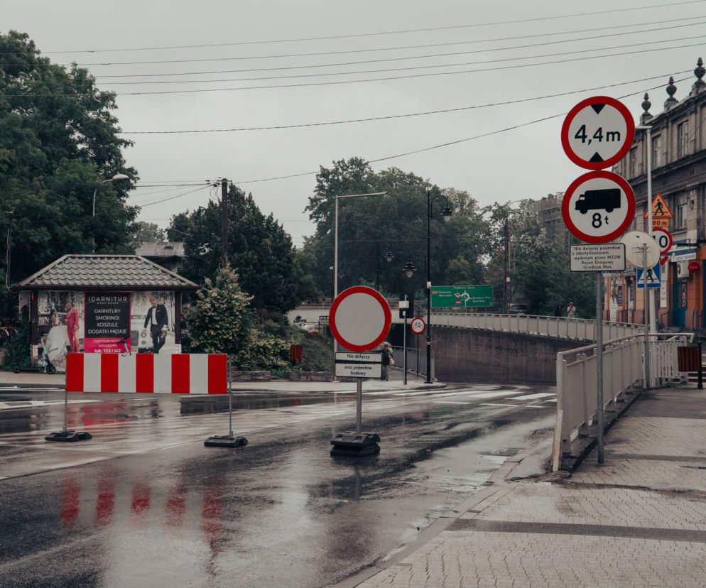 Znaki zakazu wjazdu i barierki blokujące drogę do tunelu w Brwinowie. O utrudnieniach na DW 720 informuje Radioplus.