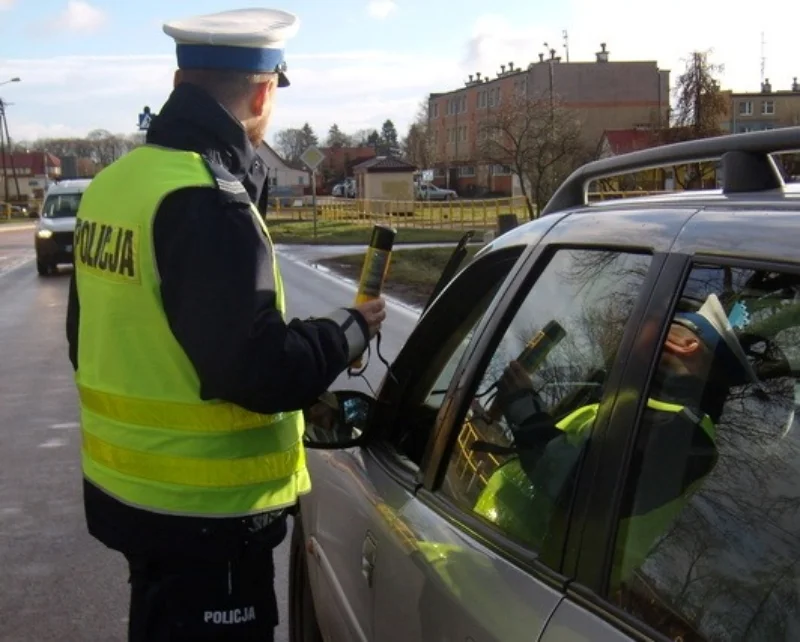 Zapadł wyrok w sprawie pijanego 85-latka. Stracił citroena, zapłaci tysiące złotych i ma zakaz prowadzenia pojazdów