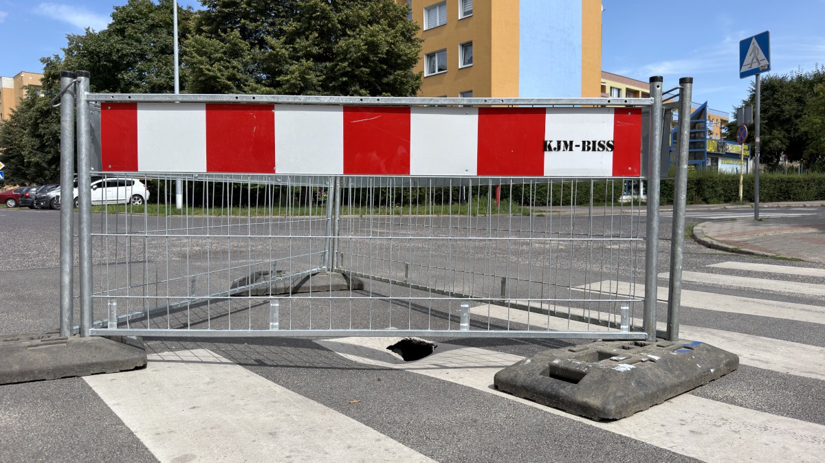 Zapadła się nawierzchnia na ul. 26 Kwietnia w Policach. Miejsce zostało zabezpieczone