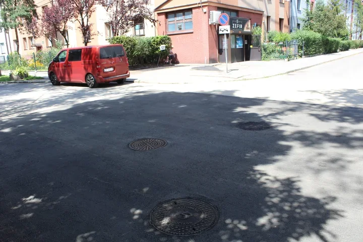 Zapadlisko na skrzyżowaniu w Bytomiu naprawione. Kierowcy wrócili na stałą trasę