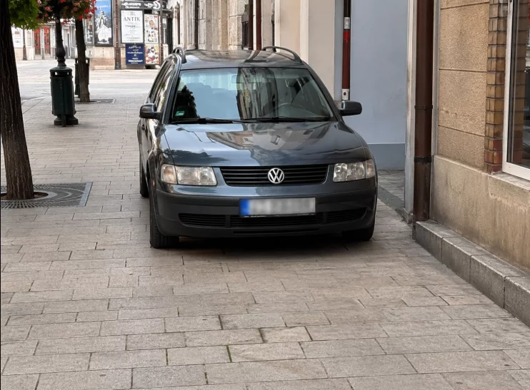 Zaparkował tuż przed drzwiami sklepu. Zdjęcie z ulicy Rejtana wywołało burzę w sieci