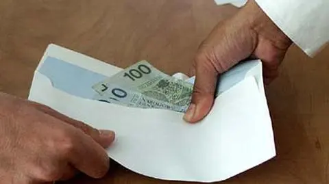 Zbierał pieniądze na prezenty dla polityków. Wójt z zarzutami