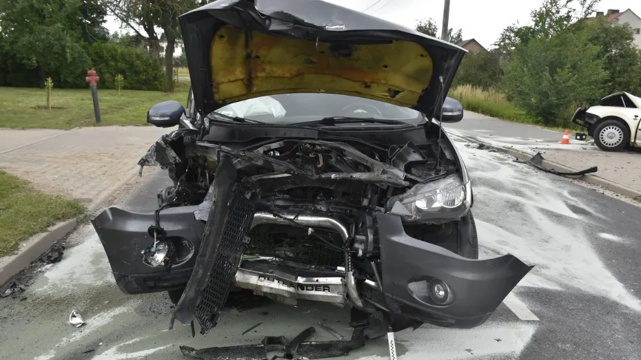 Zasnął za kierownicą, zderzył się z innym pojazdem i uciekł
