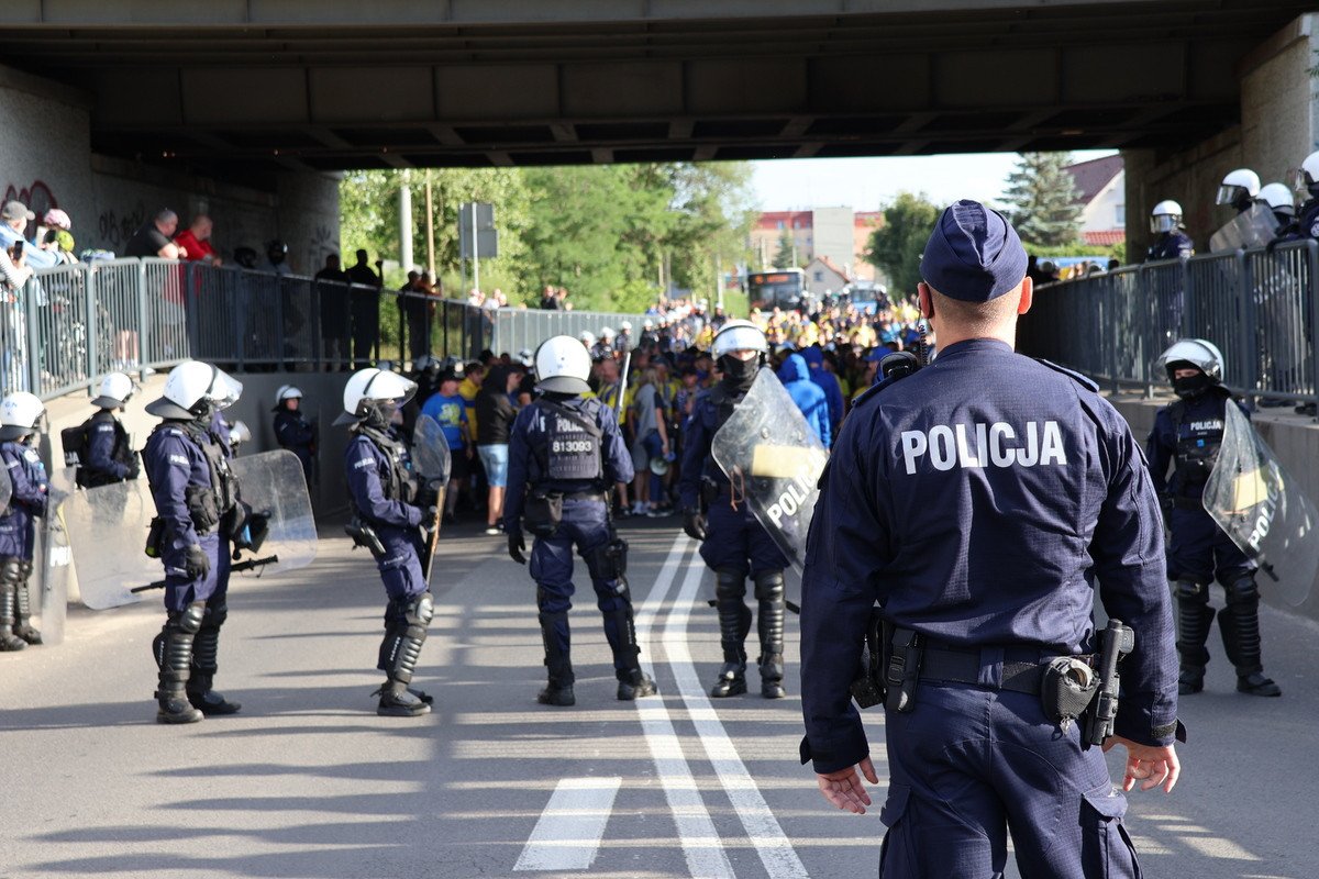 Zatrzymania podczas meczu Odry Opole z Arką Gdynia. Odpalone race i narkotyki