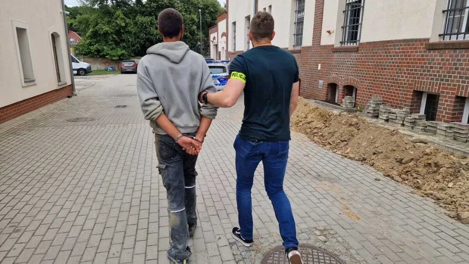 Zatrzymano poszukiwanego 27-latka. Policjanci odwieźli go do zakładu karnego