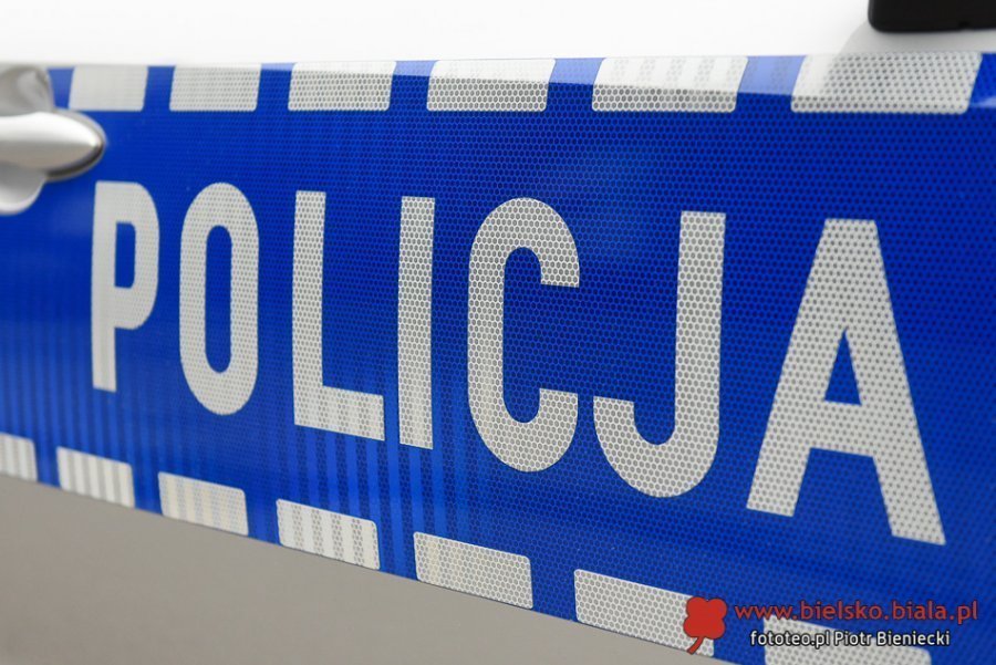 Zawisł autem na krawężniku. Był pijany, naćpany, miał zakaz i wystawiono za nim listy gończe