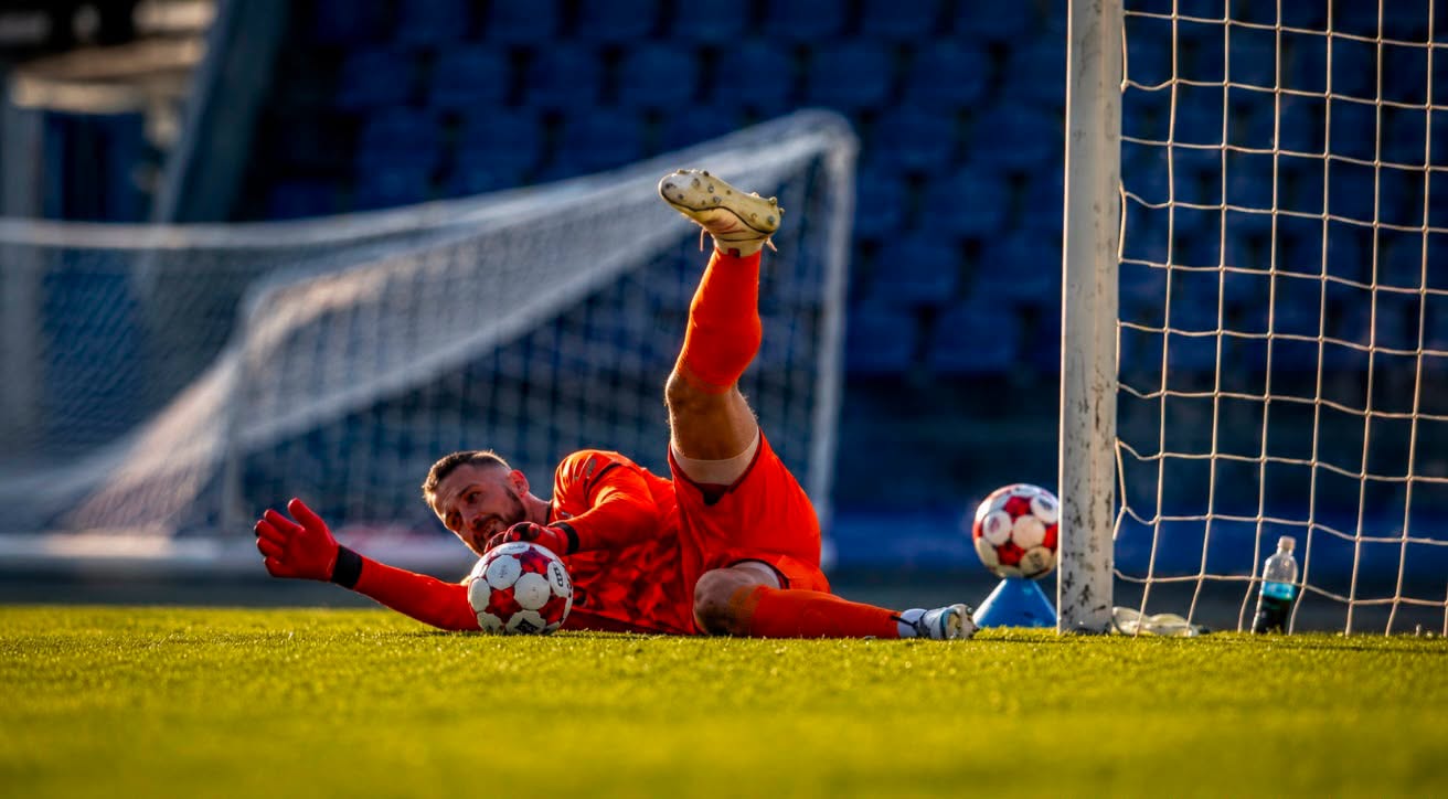Zawisza Bydgoszcz przegrał na wyjeździe z Rekordem Bielsko-Biała 0:3 w meczu 2. kolejki Betclic 2. Ligi. Gospodarze rozstrzygnęli spotkanie w drugiej połowie, wykorzystując błędy defensywy zespołu z Bydgoszczy.