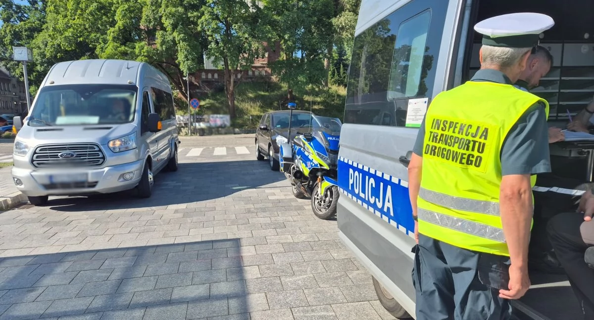 Zbiorowy transport publiczny pod okiem policjantów