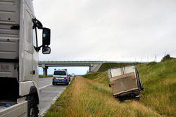 Zdarzenie drogowe na S7 w rejonie Wiśniewa. Ranny kierowca