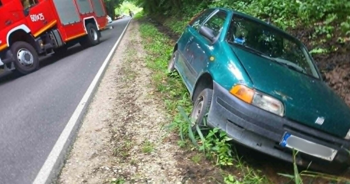 Zdarzenie drogowe w Ludwikowie. Auto wylądowało w rowie