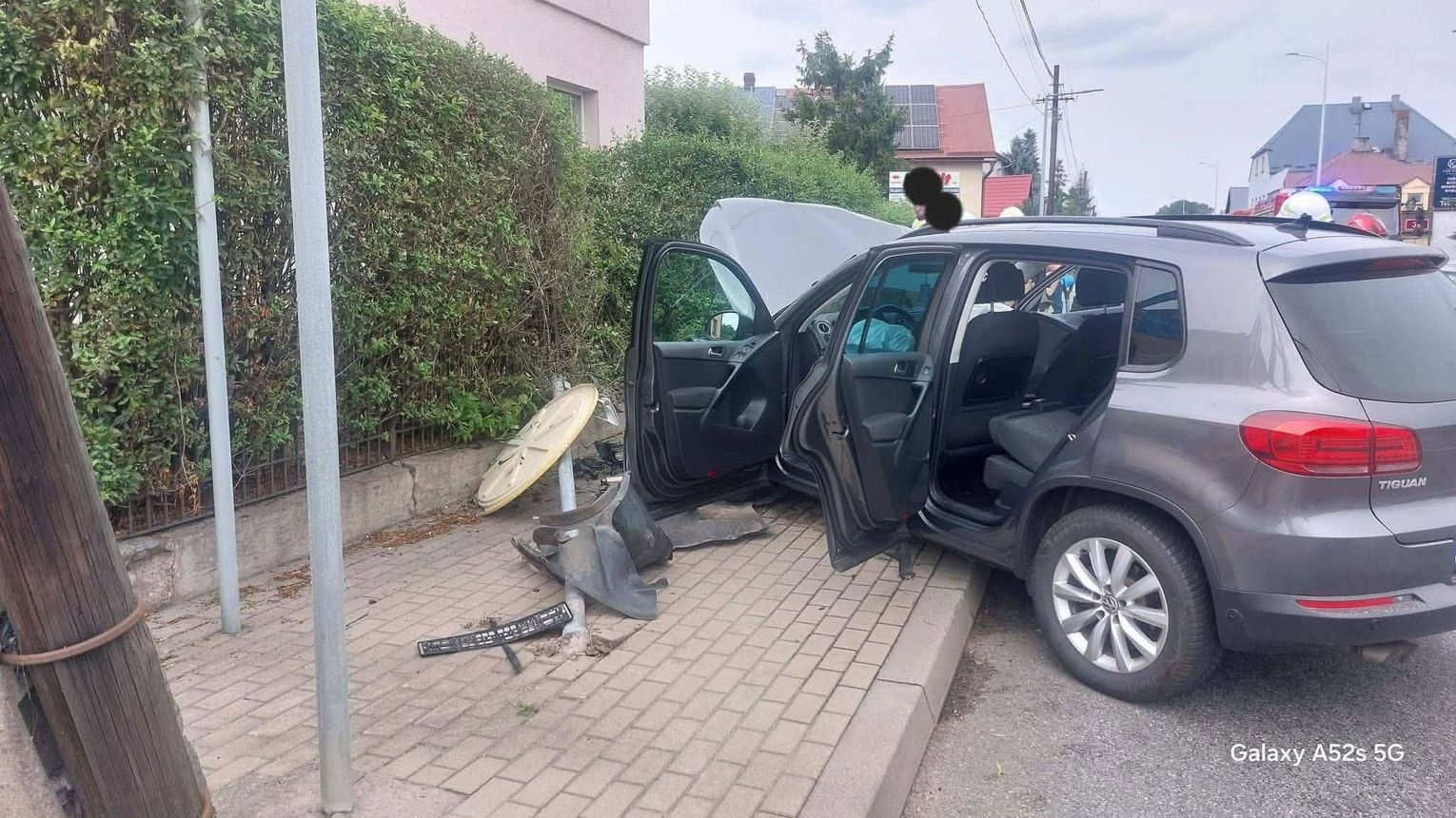 Zderzenie dwóch aut w Pawłowiczkach. Dwie osoby trafiły do szpitala. ZDJĘCIA