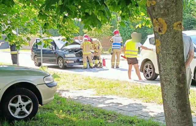 Zderzenie dwóch aut w Poniatowej. Na miejscu pracują służby ratunkowe