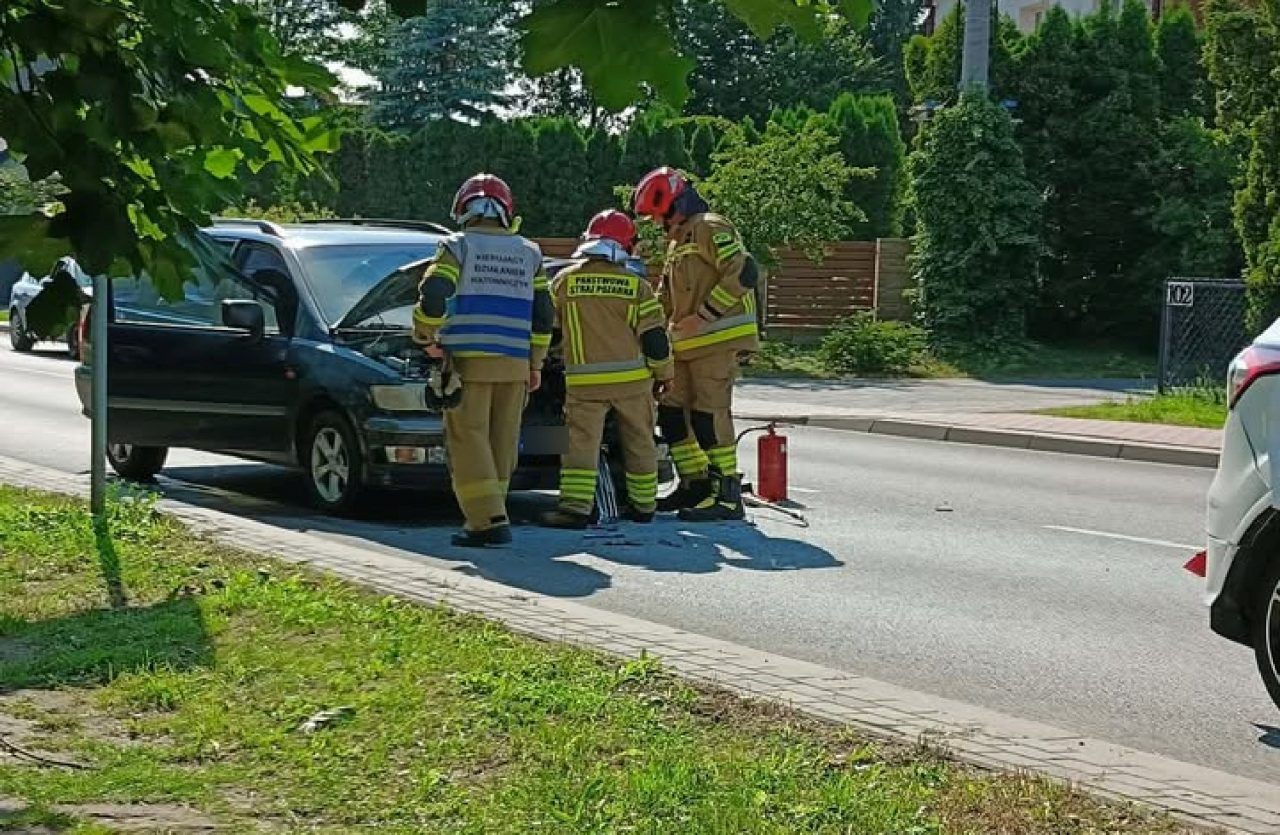 Zderzenie dwóch aut w Poniatowej. Na miejscu pracują służby ratunkowe