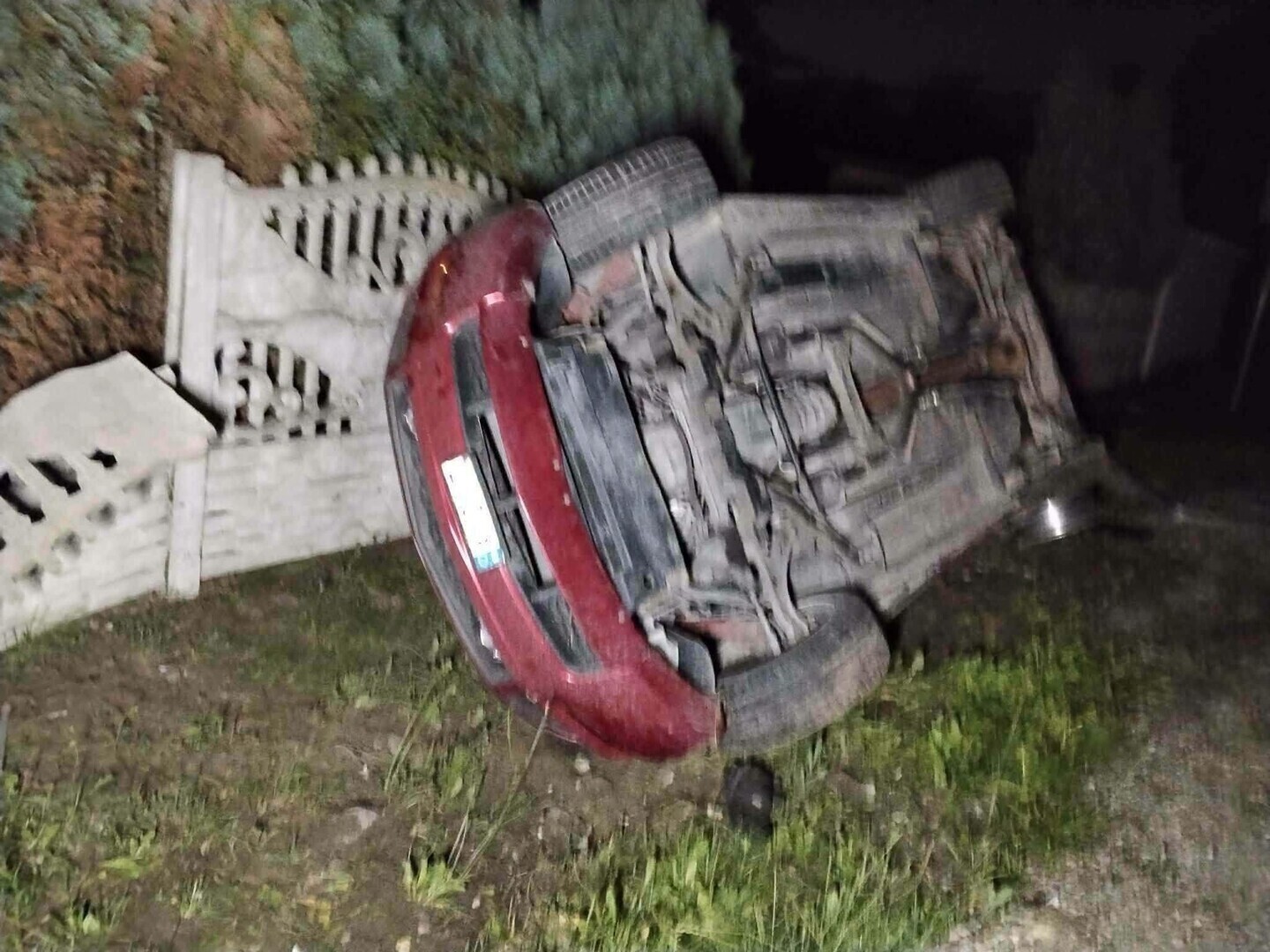 Zderzenie dwóch samochodów na DK74 w Jaksonku. Jedno z aut dachowało i uderzyło w betonowy płot
