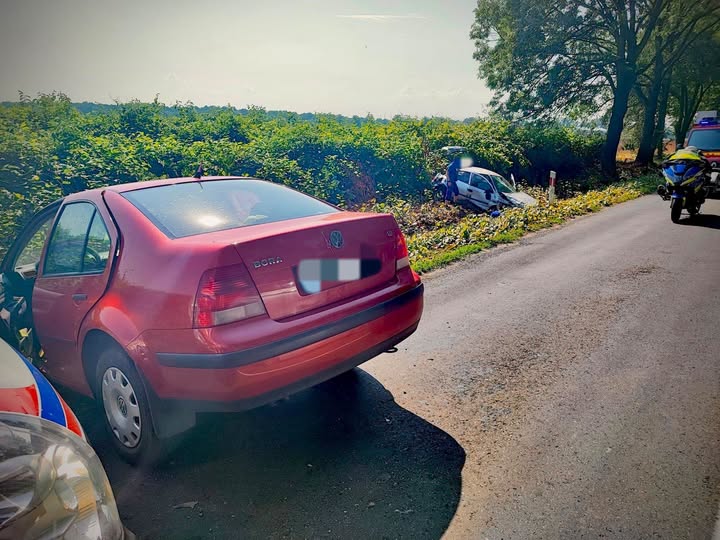 Zderzenie dwóch samochodów na DW408 w Bierawie. Trzy osoby trafiły do szpitala