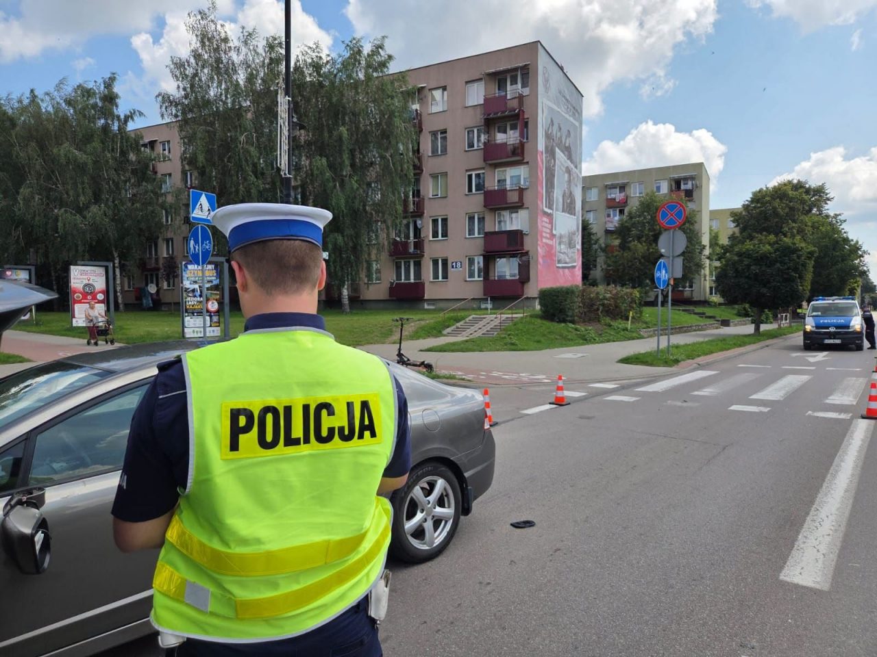 Zderzenie hulajnogi i samochodu osobowego we Włodawie. Trwają działania służb